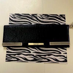 NWT NICOLE LEE VINYL BLACK/SILVER CLUTCH/WRISTLET